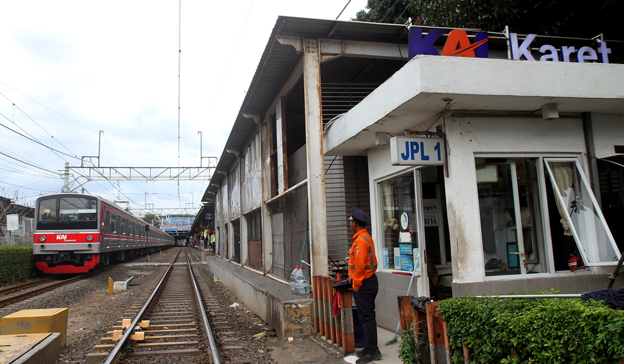 Kereta Rel Listrik (KRL) Commuterline melintas menuju area Stasiun Karet, Jakarta, Sabtu(4/1/2025).  (BeritaNasional.com/Oke Atmaja)