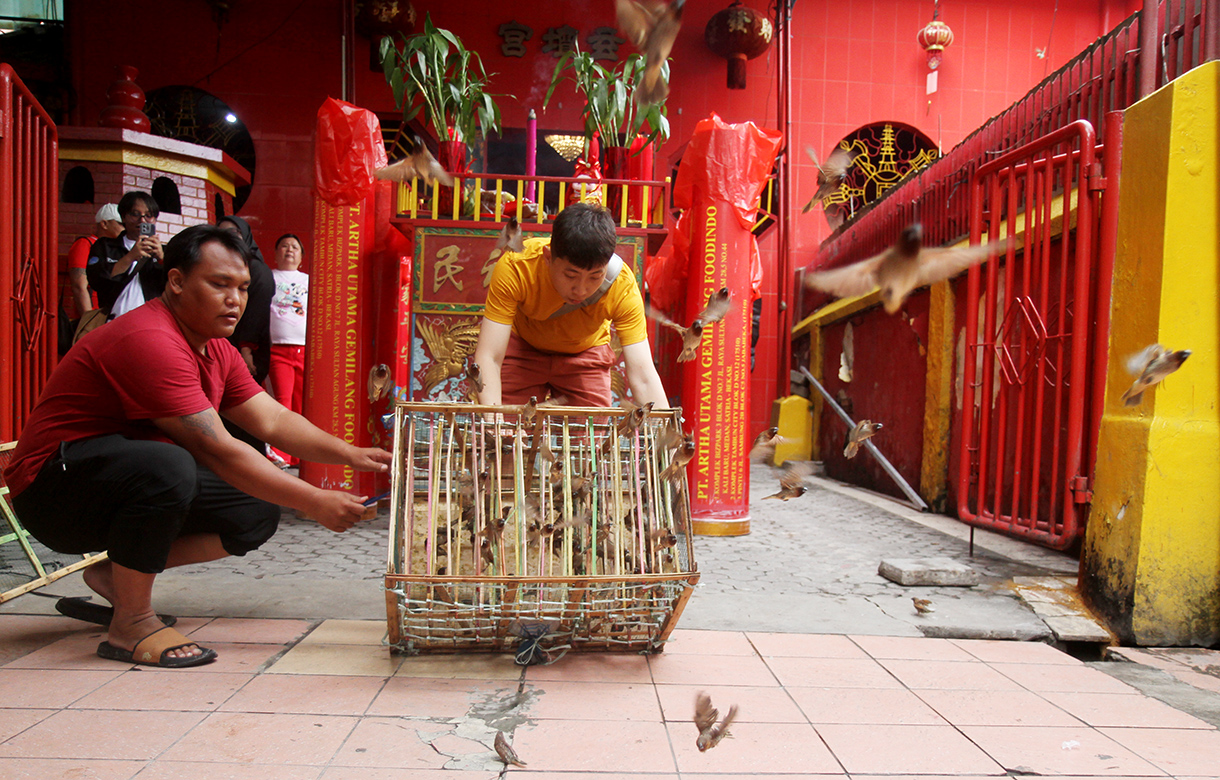 Warga keturunan tionghoa bersiap melepaskan sejumlah burung saat perayaan Tahun Baru Imlek 2576 di Wihara Dharma Bhakti, Jakarta, Rabu (29/1/2025). (BeritaNasional/Oke Atmaja)