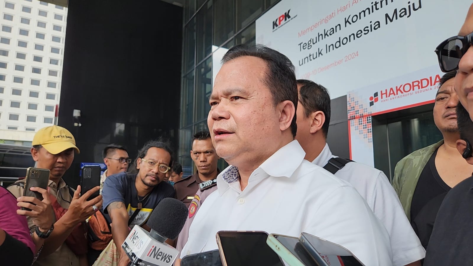 Saksi kasus suap PAW caleg DPR Ronnie Sompie seusai diperiksa penyidik KPK (BeritaNasional/)