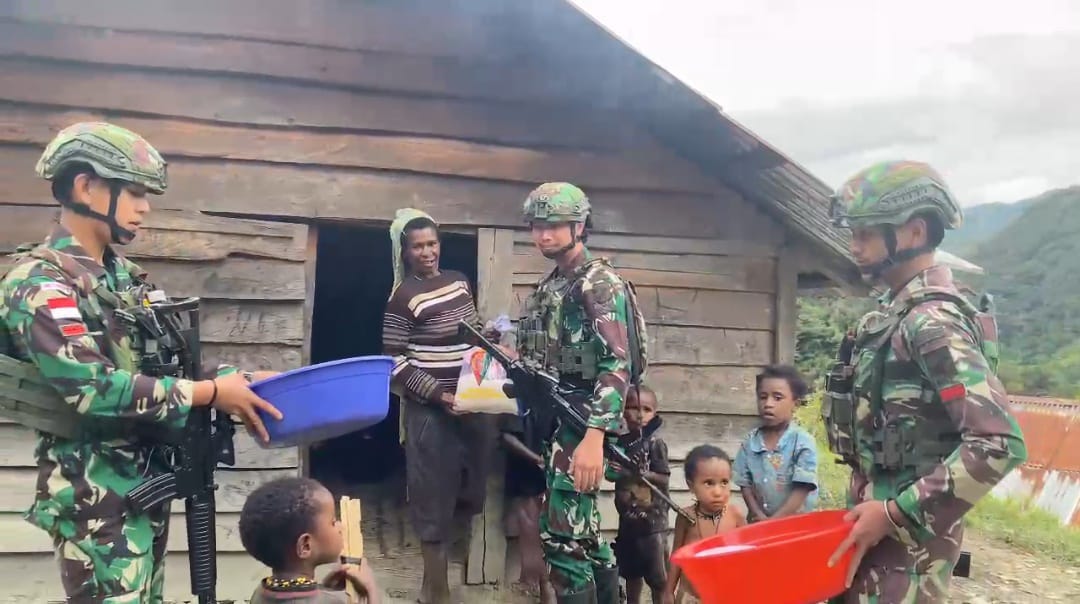 Satgas Yonif 715/Motuliato Bagus Silaturahmi dengan Masyarakat di Puncak Jaya Papua. (Foto/Puspen TNI).