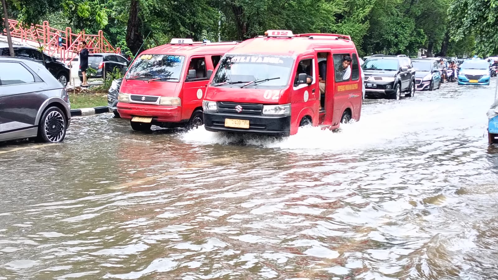 Banjir di ruas jalan Tubagus Angke Jakarta (BeritaNasional/Oke Atmaja)