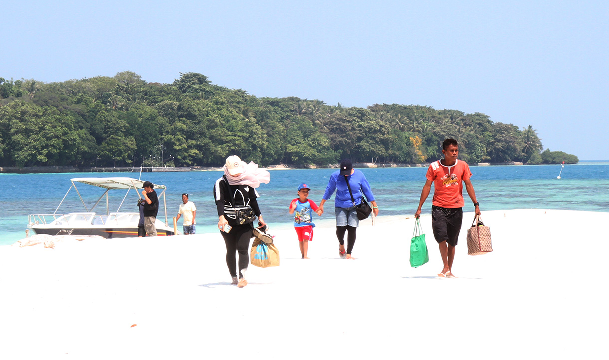 Wisatawan tiba di Pulau Dolphin, Kepulauan Seribu, Jakarta, Selasa (13/3/2024).(BeritaNasional.com/ Oke Atmaja)