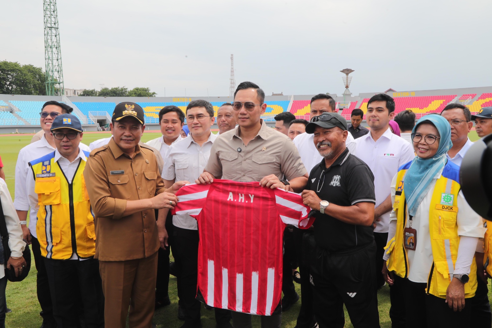 BeritaNasional.com - Menteri Koordinator Bidang Infrastruktur dan Pembangunan Kewilayahan, Agus Harimurti Yudhoyono (Menko AHY) melakukan kunjungan ke Stadion Gelora Delta Sidoarjo. (Foto/isitimewa).