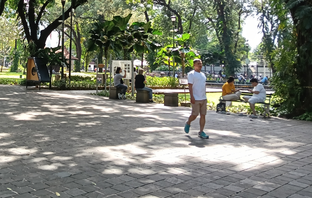 Warga bermain di Taman Suropati, Jakarta, Minggu (19/1/2024).  (BeritaNasional.com/Oke Atmaja)