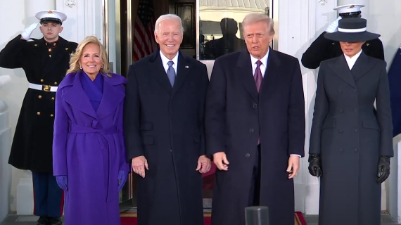 Presiden Terpilih Donald Trump (dua dari kanan) disambut saat tiba di Gedung Putih. (Foto/YouTube/DW)