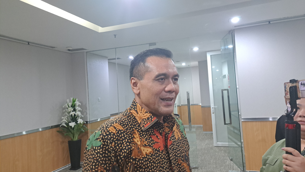 Koordinator Komunikasi Tim Transisi Pramono-Rano Chico Hakim saat diwawancarai. (BeritaNasional/Lydia)