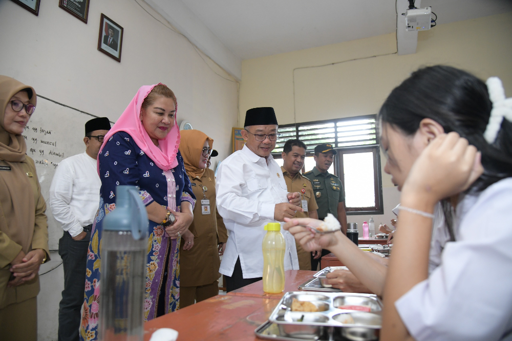 Mendikdasmen Abdul Mu'ti (kanan) meninjau program Makan Bergizi Gratis di salah satu sekolah di Kota Semarang. (Foto/Istimewa)