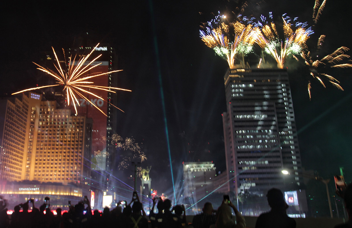 Ribuan warga berkumpul memadati kawasan Bundaran HI, Jakarta, untuk menikmati kemeriahan malam pergantian Tahun. (BeritaNasional/Oke Atmaja).