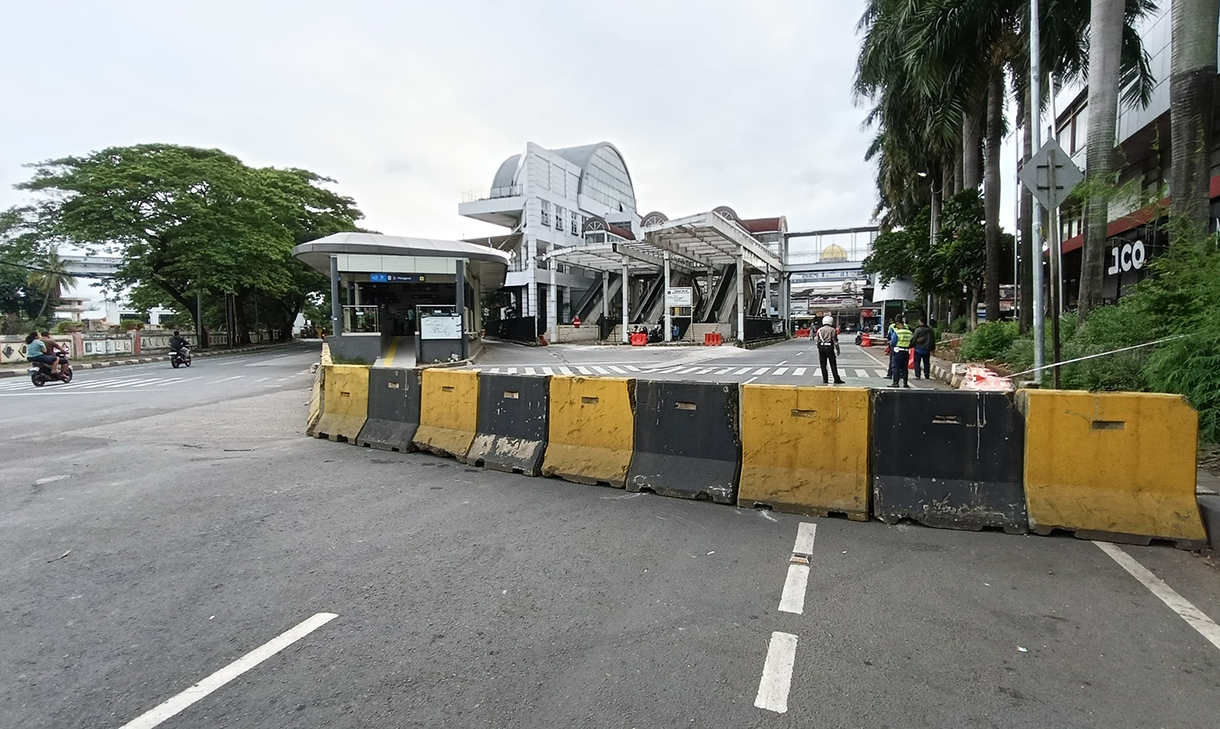 Dinas Perhubungan DKI Jakarta menerapkan rekayasa lalu lintas di Jalan Sultan Agung-Jalan Minangkabau, Jakarta Selatan. (BeritaNasional/Oke Atmaja).