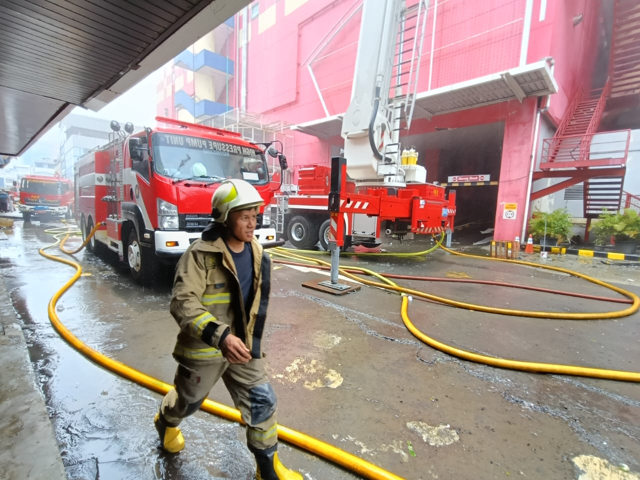 Petugas damkar sedang melakukan pendinginan di Glodok Plaza. (BeritaNasional/Oke Atmaja)