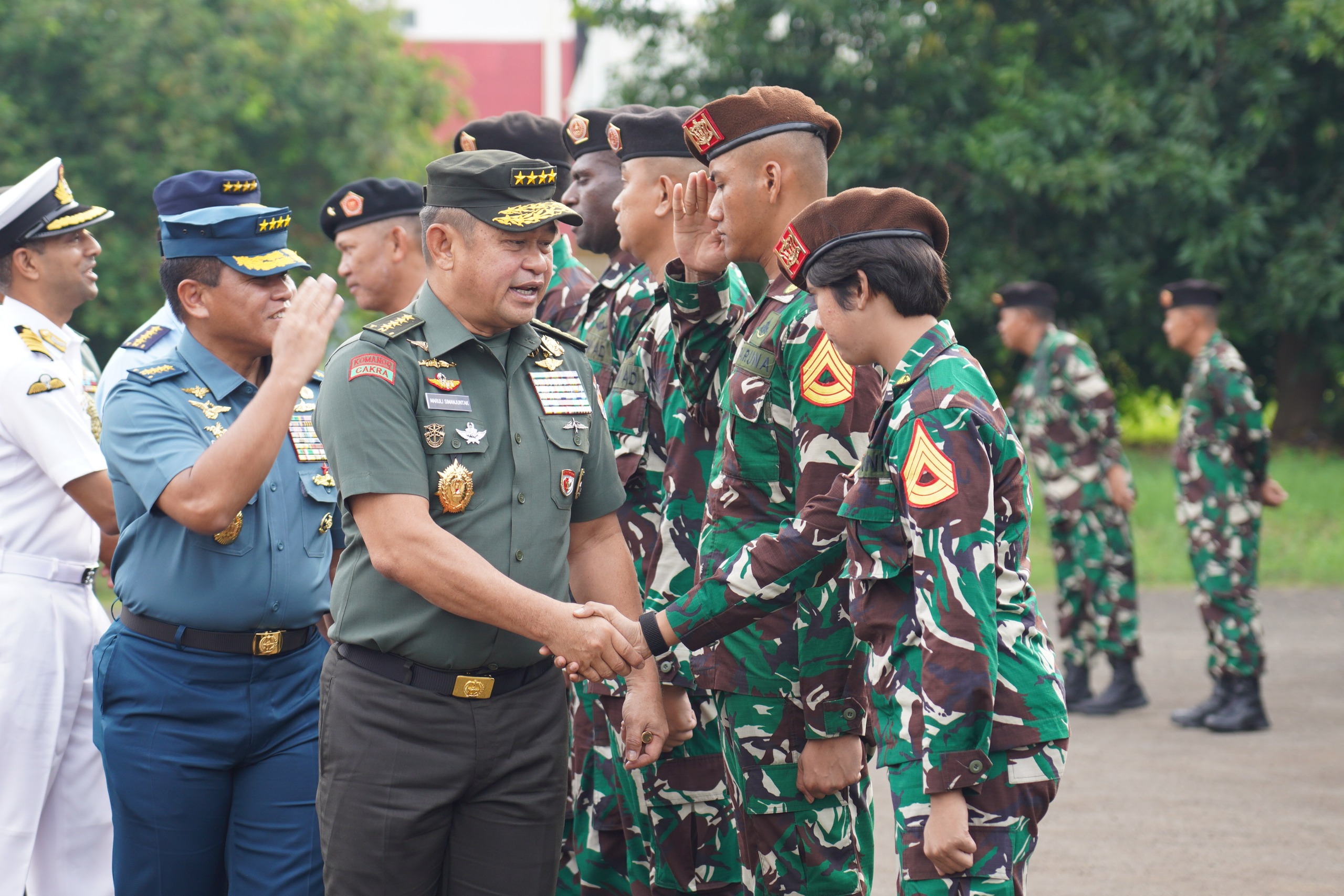 Menteri Pertahanan Republik Indonesia (Menhan RI) Sjafrie Sjamsoeddin, Panglima TNI Jenderal Agus Subiyanto dan Kepala Staf Angkatan Darat (Kasad) Jenderal TNI Maruli Simanjuntak menghadiri upacara pemberangkatan Kontingen Patriot Indonesia. (BeritaNasional/Elvis Sendouw/HO Puspen TNI AD)