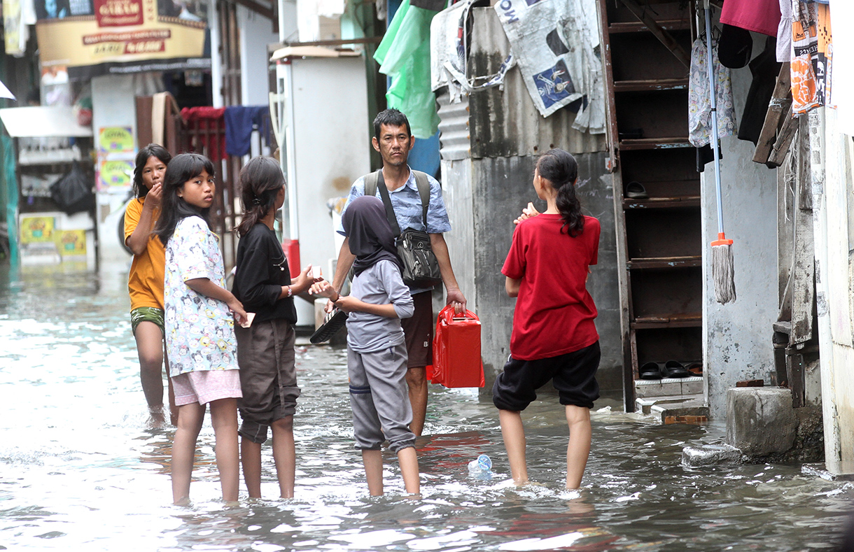 Warga terdampak banjir di Jelambar Jakarta. (BeritaNasional/Oke Atmaja).