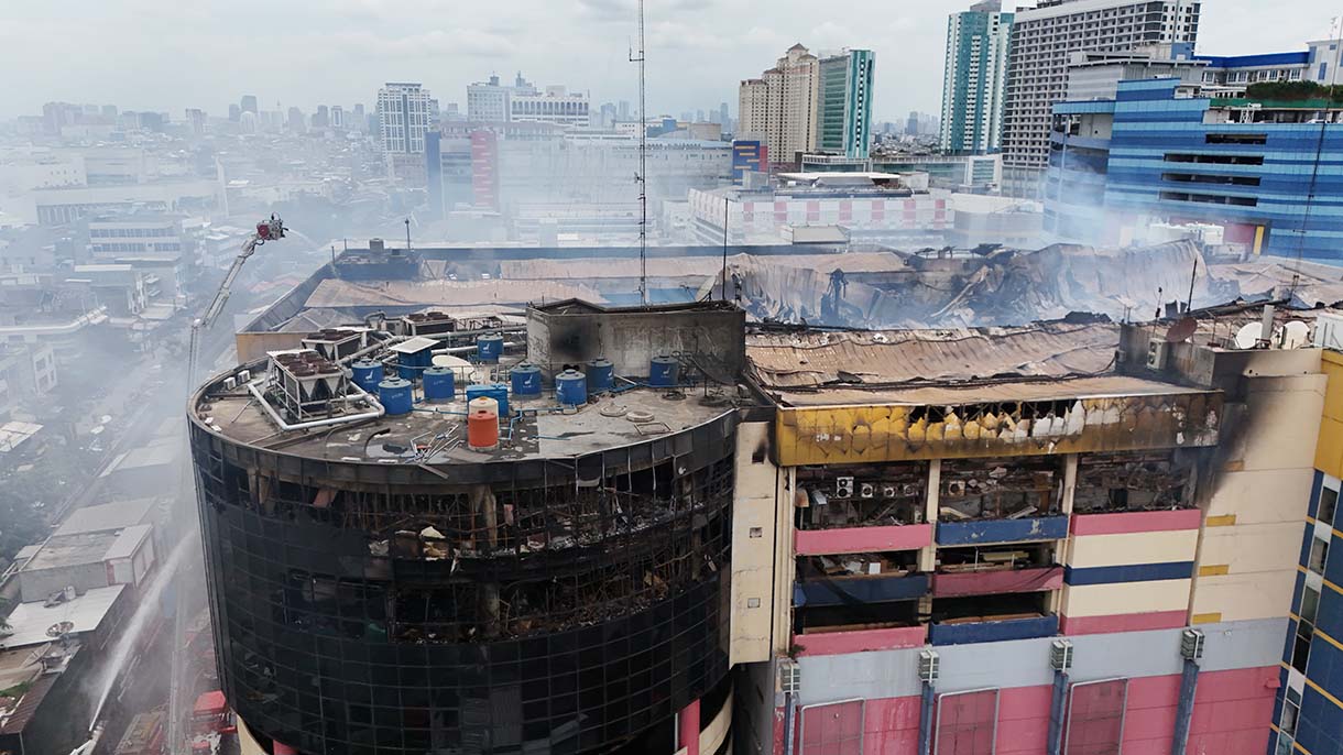 Foto udara kebakaran di Glodok Plaza, Taman Sari, Jakarta, Kamis (16/1/2025). (BeritaNasional.com/Oke Atmaja)