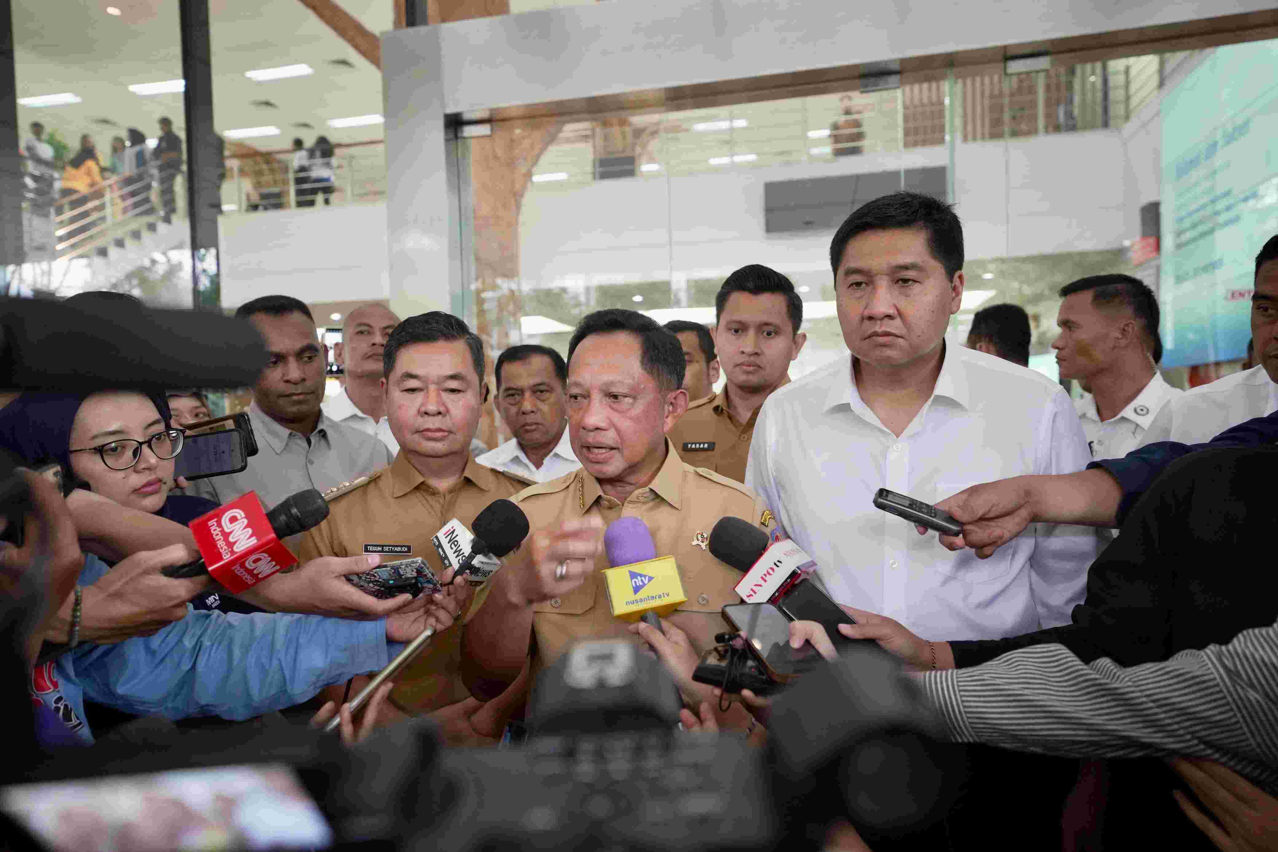 Mendagri Tito Karnavian (tengah) mengunjungi Mal Pelayanan Publik Provinsi DKI Jakarta. (Foto/Pemprov Jakarta)