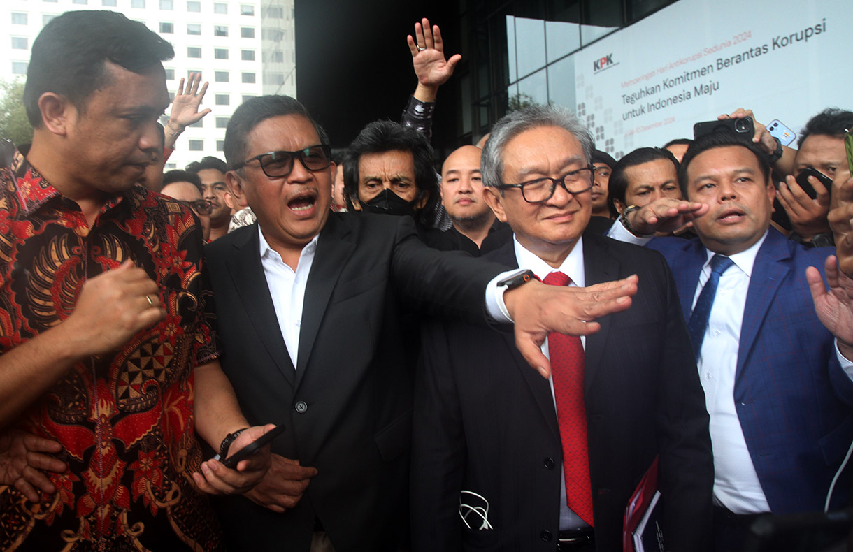 Tersangka kasus dugaan suap pergantian antarwaktu (PAW) dan Perintangan penyidikan Hasto Kristiyanto (kanan) berpelukan dengan pendukungnya usai menjalani pemeriksaan oleh KPK di Gedung KPK Merah Putih, Jakarta, Senin (13/1/2025).(Berita nasional.com/Oke Atmaja)