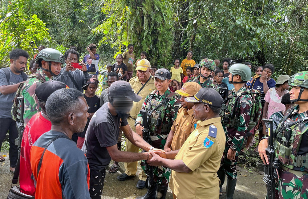 Proses penjemputan penyerahan diri  Wakil Pimpinan Organisasi Papua Merdeka (OPM). (BeritaNasional/Elvis Sendouw/HO Puspen TNI AD)