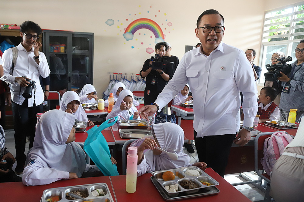 Wakil Menteri Investasi dan Hilirisasi/Wakil Kepala BKPM Todotua Pasaribu meninjau program MBG di SDN Lengkong Tangerang Selatan. (BeritaNasional/Elvis Sendouw)