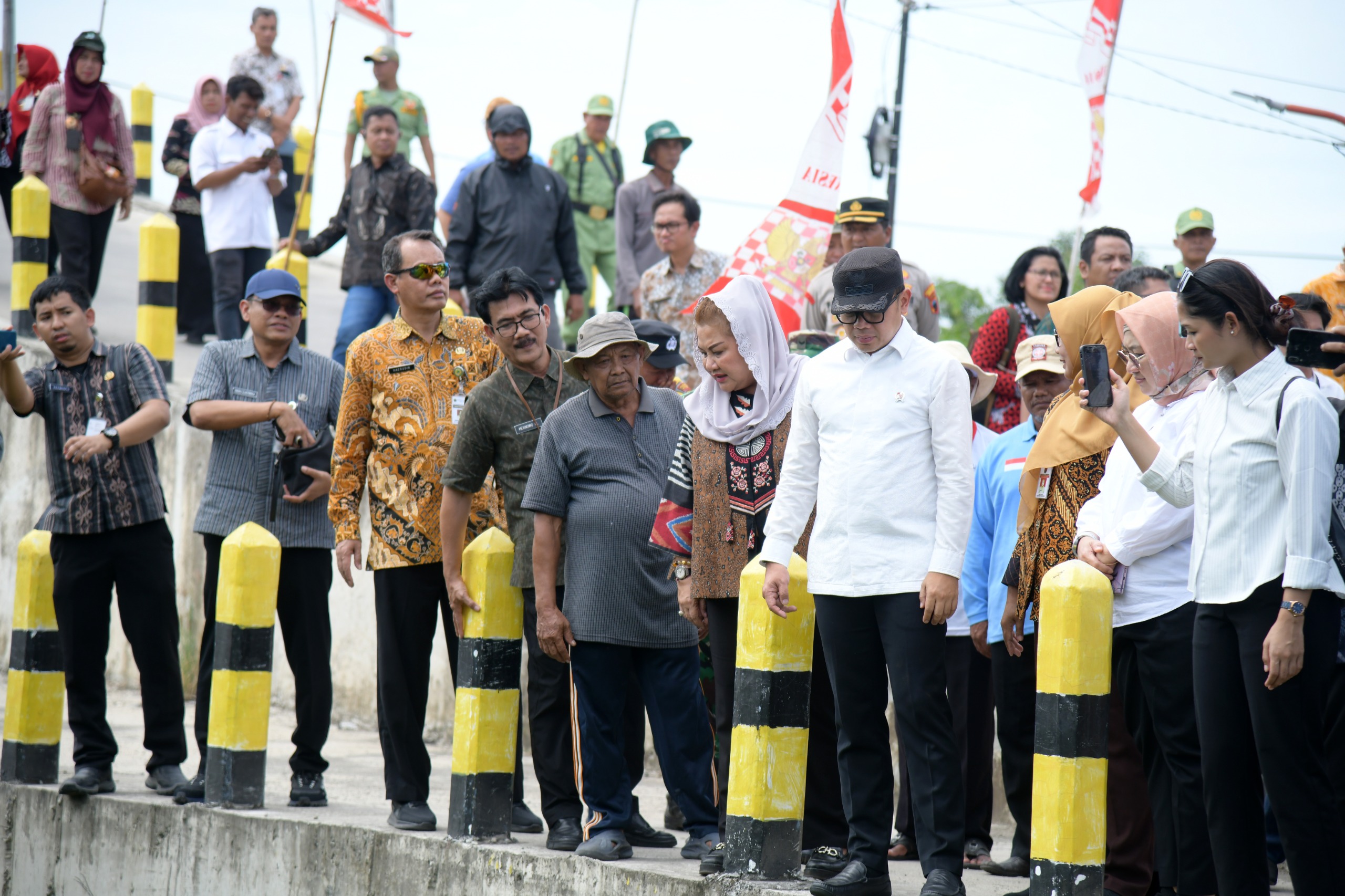 Wamendagri Bima Arya (kemeja putih bertopi hitam) meninjau lokasi irigasi sawah terdampak normalisasi. (Foto/Red/Febry Mustafat)  (BeritaNasional/Panji Septo)