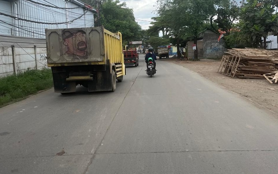 Jalan di Parung Panjang yang dilalui oleh truk tambang (BeritaNasional/Harits).