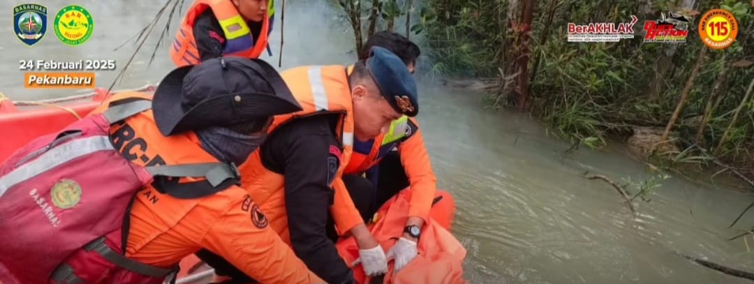 Tim Sar evakuasi salah satu korban di sungai. (BeritaNasional/Instagram SARnasional))