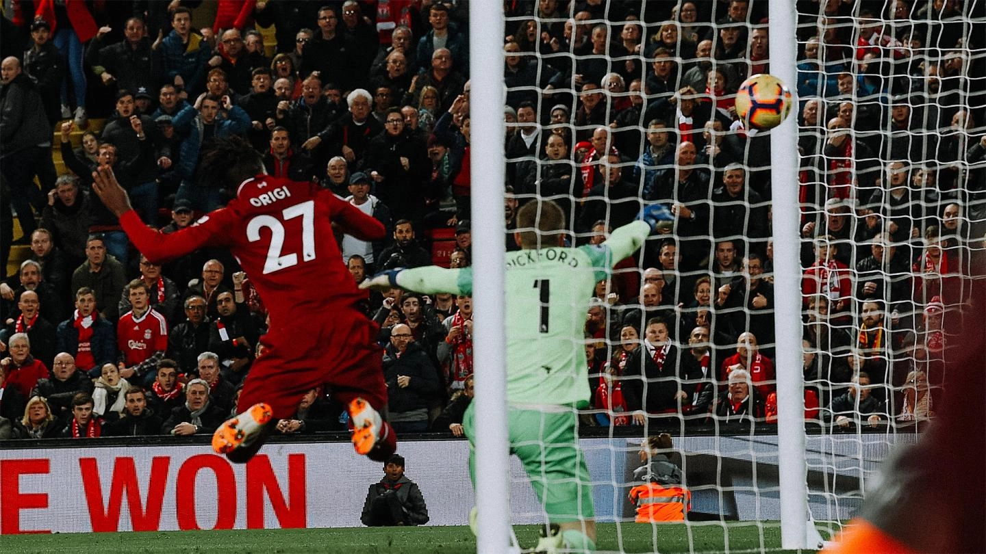 Divock Origi saat berseragam Liverpool menyundul bola ke gawang Everton. (Foto/liverpoolfc.com)