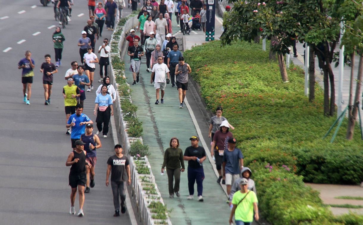 Masyarakat melakukan kegiatan olahraga di Jalan Sudirman-Thamrin. (BeritaNasional/Oke Atmaja).