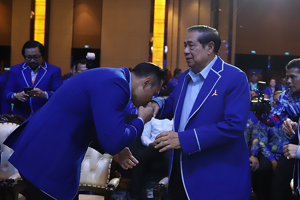 AHY menerima selamat dari Ketua Majelis Tinggi Partai Demokrat Susilo Bambang Yudhoyono usai terpilih kembali sebagai Ketum Partai Demokrat periode 2025-2029. (BeritaNasional/Elvis Sendouw)