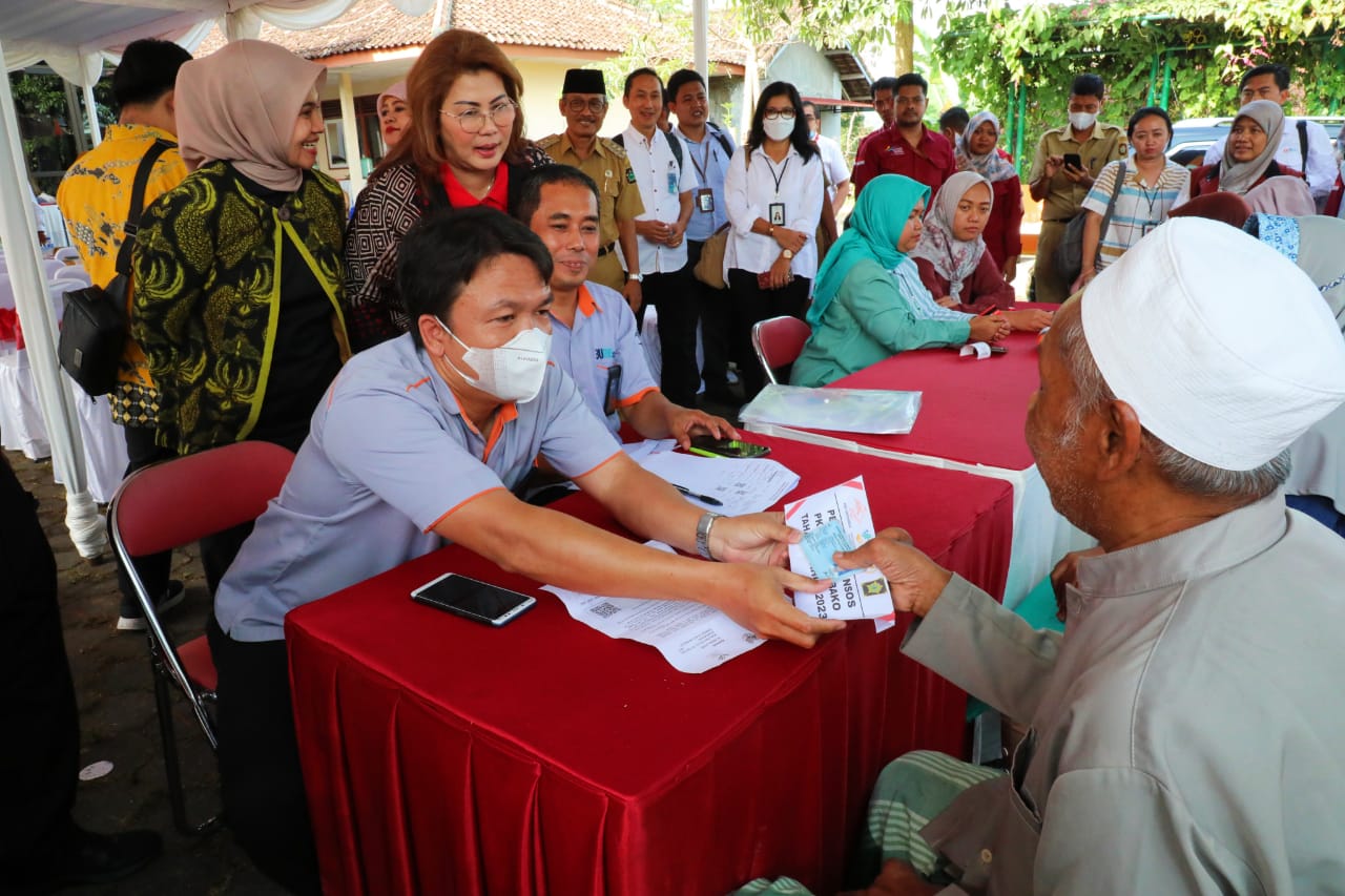 Bantuan sosial pemerintah (BeritaNasional/Kemensos)