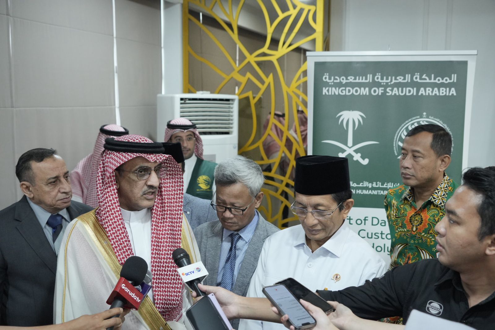 Menag Nasaruddin Umar (kanan) bersama Duta Besar Arab Saudi untuk Indonesia Faisal Abdulah H. Amodi saat diwawancarai. (Foto/Kemenag)