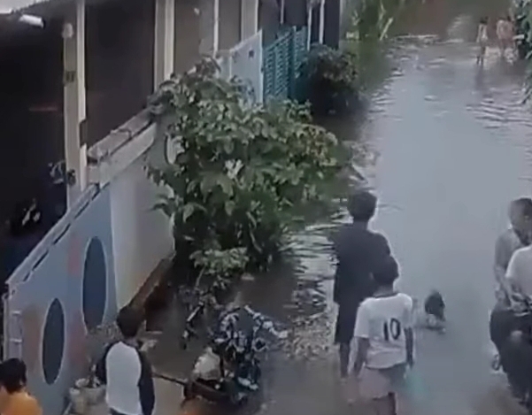 Video ayah lempar bayi saat banjir terjadi di Bekasi. (Foto/Istimewa)