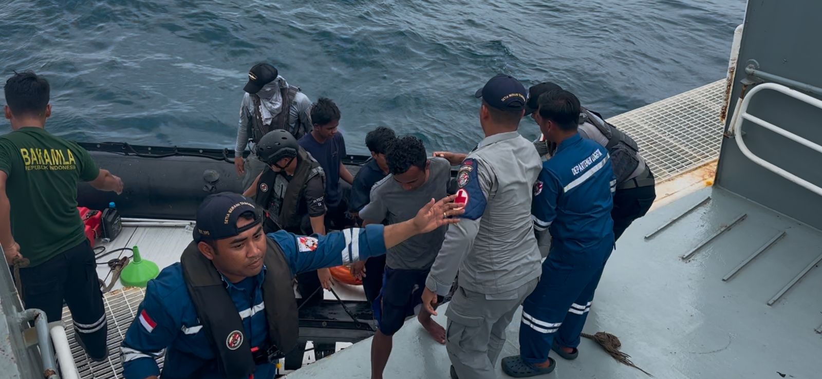 Bakamla RI Selamatkan 6 Orang Korban Kapal Tenggelam di Perairan Banten. (Foto/Bakamla RI).