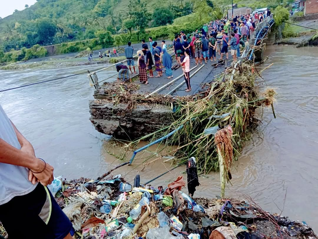 Jembatan putus akibat banjir bandang menerjang Kabupaten Bima, Nusa Tenggara Barat.  (BeritaNasional/BNPD)