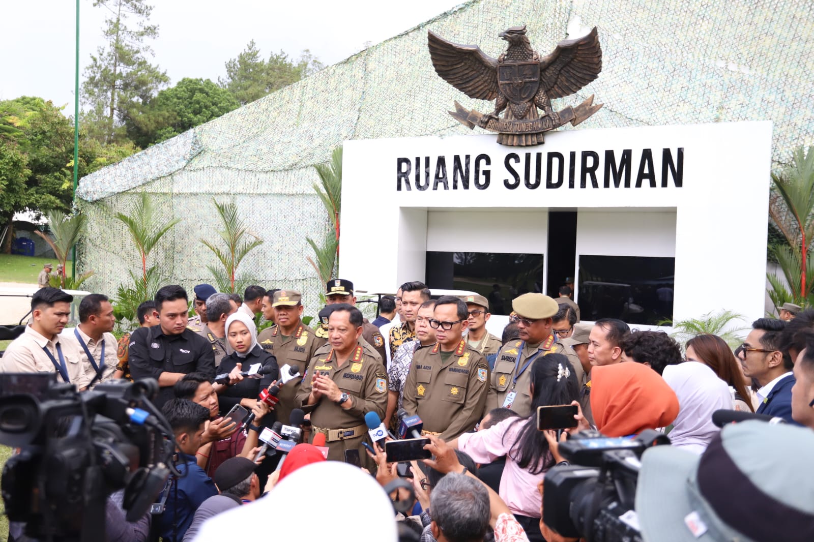 Kemendagri Tito Karnavian dan Wamendagri Arya Bima Sugiarta saat memberikan keterangan di Magelang Jawa Tengah. (BeritaNasional/Ahda)