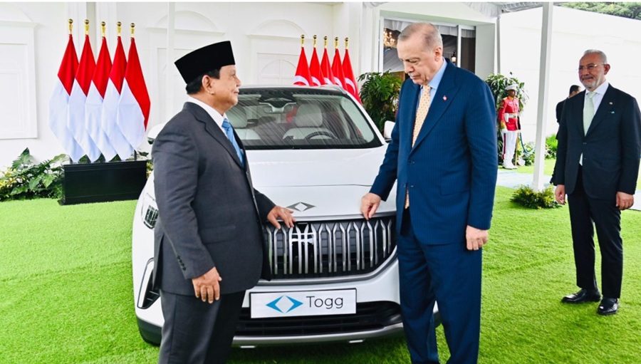 Presiden Turki Recep Tayyip Erdogan memberikan satu unit kendaraan elektrik asal negara mereka yakni Togg T10X kepada Presiden Prabowo. (Foto/Setwapres).