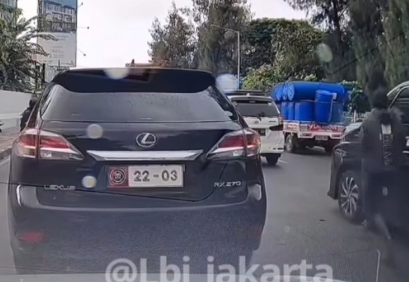 Begal Spion Mobil Beraksi di Tengah Jalan Macet Daerah Pluit Jakarta Utara. (Foto/Istimewa).