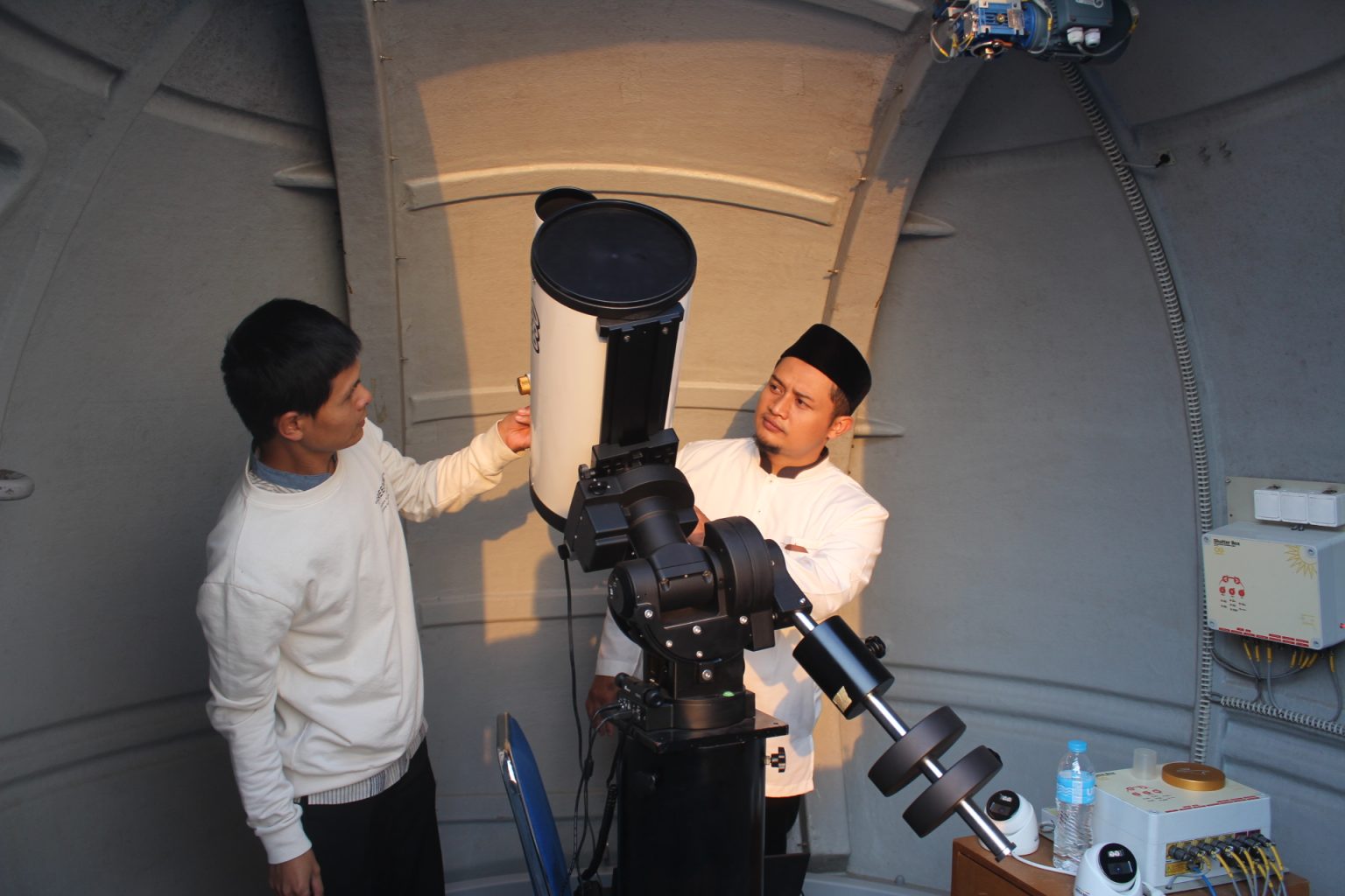 Pemantauan hilal di Observatorium Unisba. (Foto/Unisba)