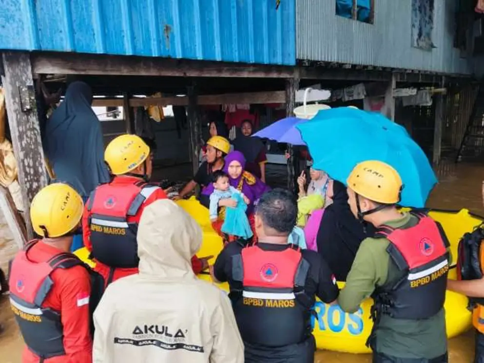 Proses evakuasi korban banjir yang dilakuan BPBD Kabupaten Maros bersama tim Gabungan di Kabupaten Maros, Sulawesi Selatan. (Foto/BNPB)