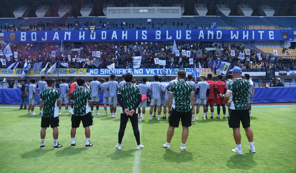 Latihan pemain Persib Bandung disaksikan para Bobotoh. (Foto/persib.co.id)