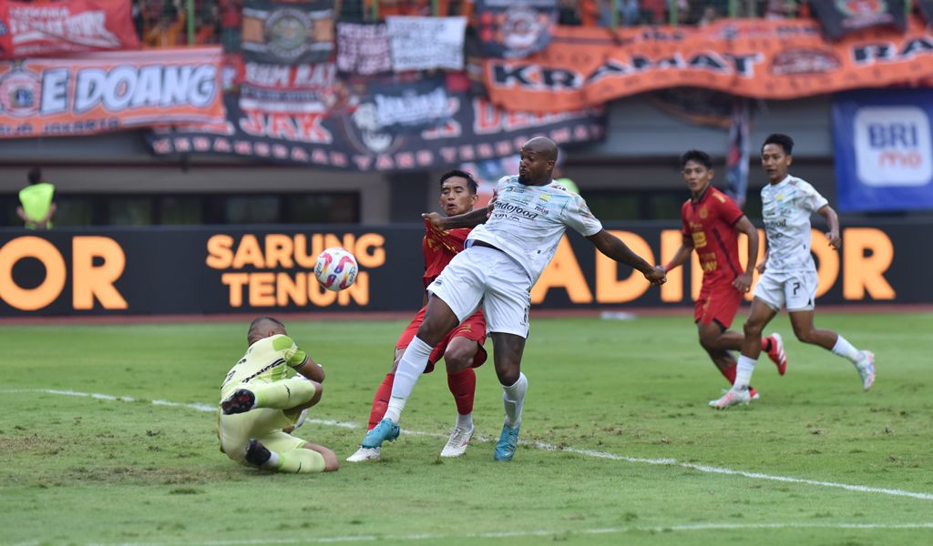 Laga Persija vs Persib di Stadion Patriot Candrabaga. (Foto/persib.co.id)