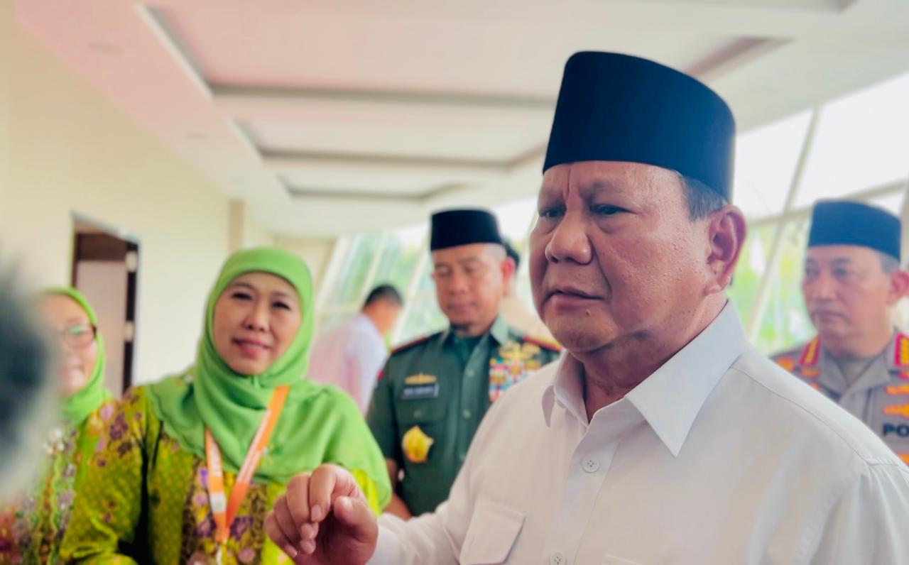 Presiden Prabowo Subianto memberikan keterangan pers seusai membuka Kongres Muslimat Nahdlatul Ulama di Surabaya. (BeritaNasional/Biro Pers Istana))