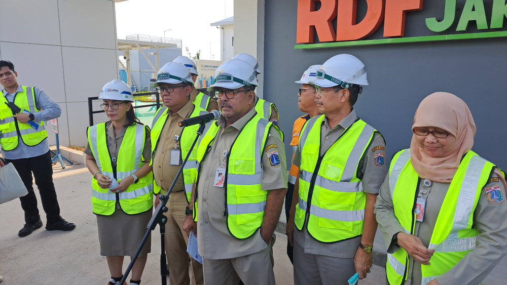 Wagub Jakarta Rano Karno (tengah) saat meninjau RDF Rorotan. (Beritanasional/Lydia)