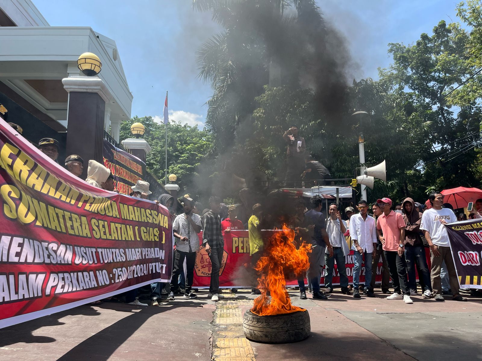 Mahasiswa dan masyarakat gelar aksi di PTUN Jakarta Timur (BeritaNasional/istimewa))