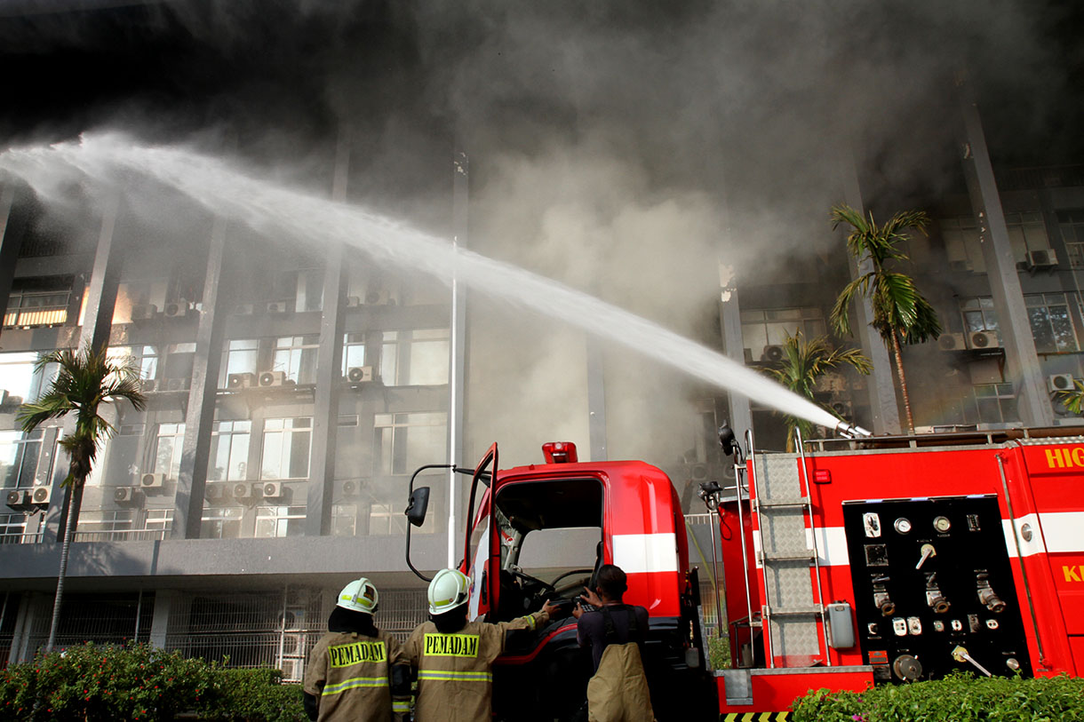 Petugas pemadam kebakaran sedang memadamkan api di Gedung Bakamla, Jakarta, Minggu (29/9/2024). (BeritaNasional.com/Oke Atmaja)