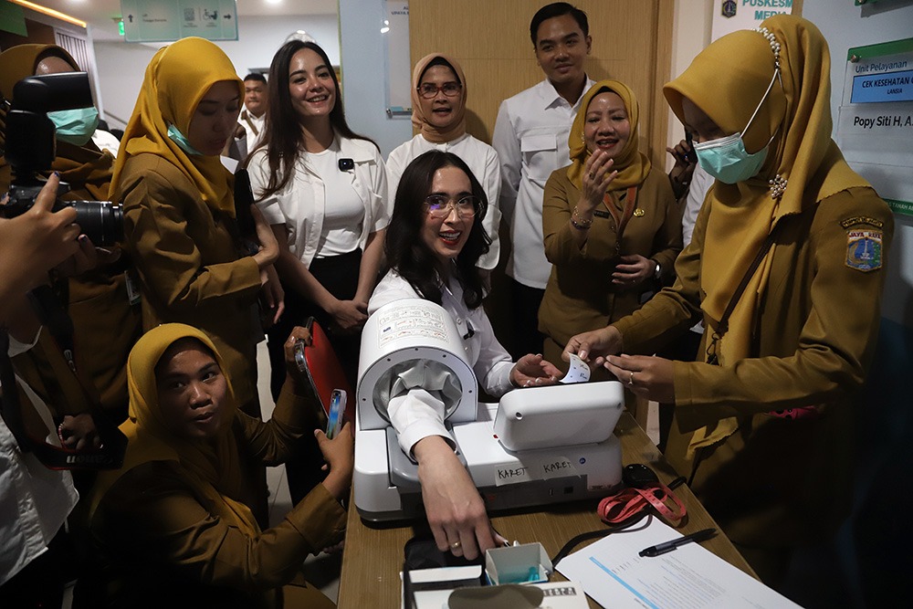 Menteri Pariwisata Widiyanti Putri Wardhana mencoba alat tensi darah saat kunjungan di Puskesmas Tanah Abang, Jakarta, Senin (10/2/2025). (BeritaNasional/Elvis Sendouw)