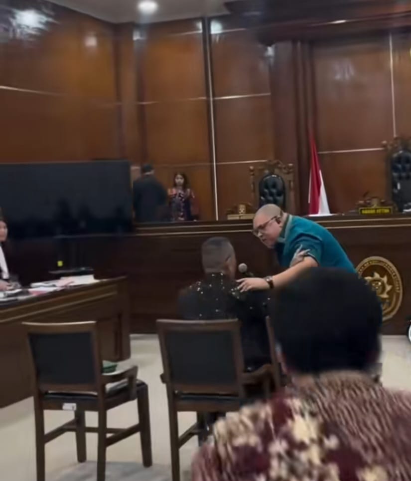 Pengacara Razman Nasution memegang pundak Hotman Paris Hutapea (BeritaNasional/tangkapan layar))