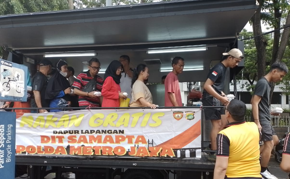 Ditsamapta Polda Metro Jaya menggelar makanan gratis di CFD. (Foto/Istimewa)