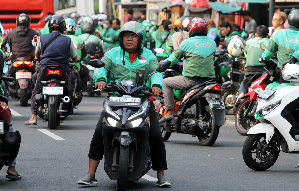 Sejumlah pengemudi ojek online menunggu orderan di Stasiun Sudirman, Jakarta, Selasa (11/2/2025). (Beritanasional.com/Oke Atmaja)