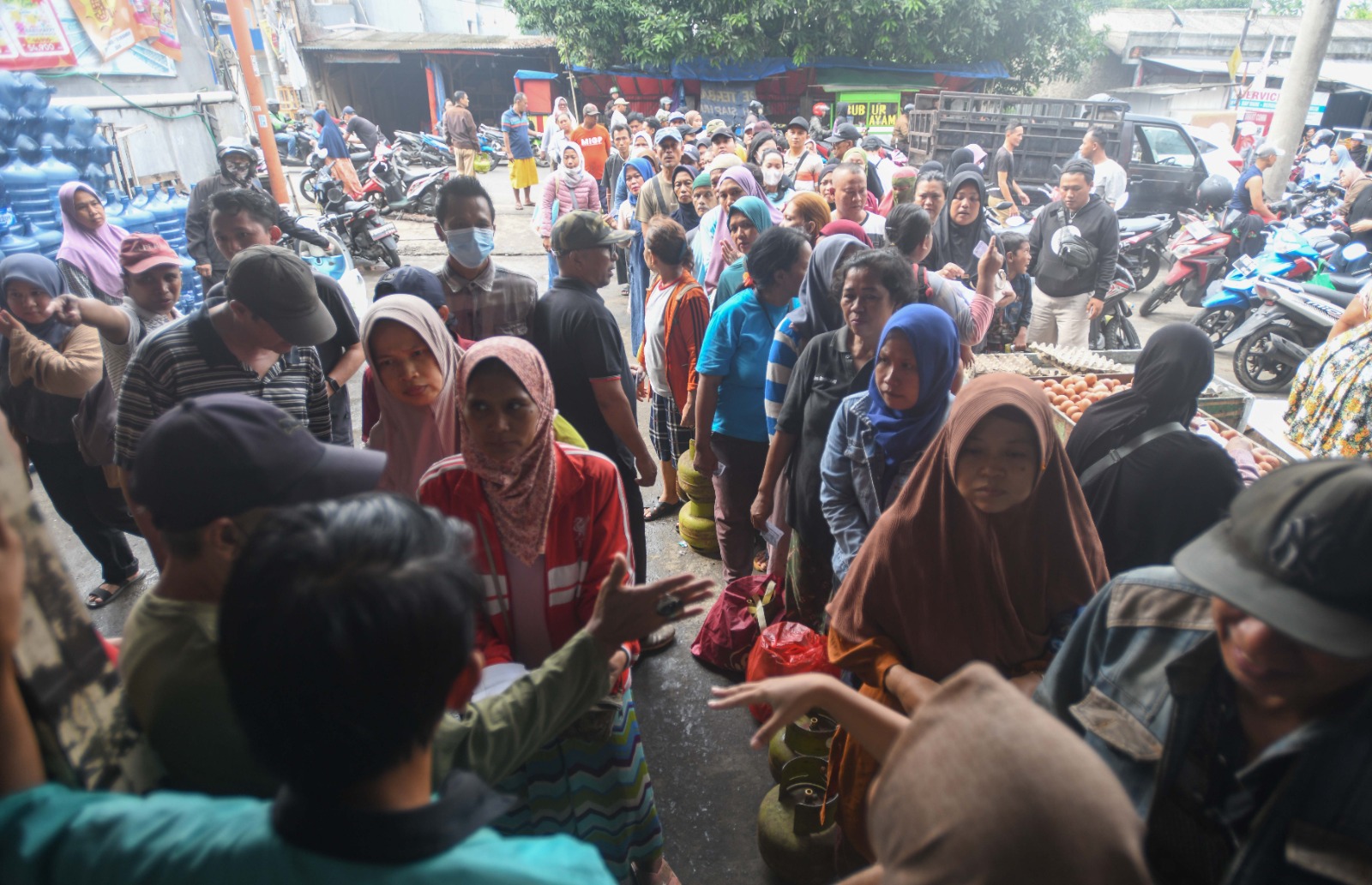 Warga mengantre gas elpiji 3 kilogram. (Foto/istimewa).