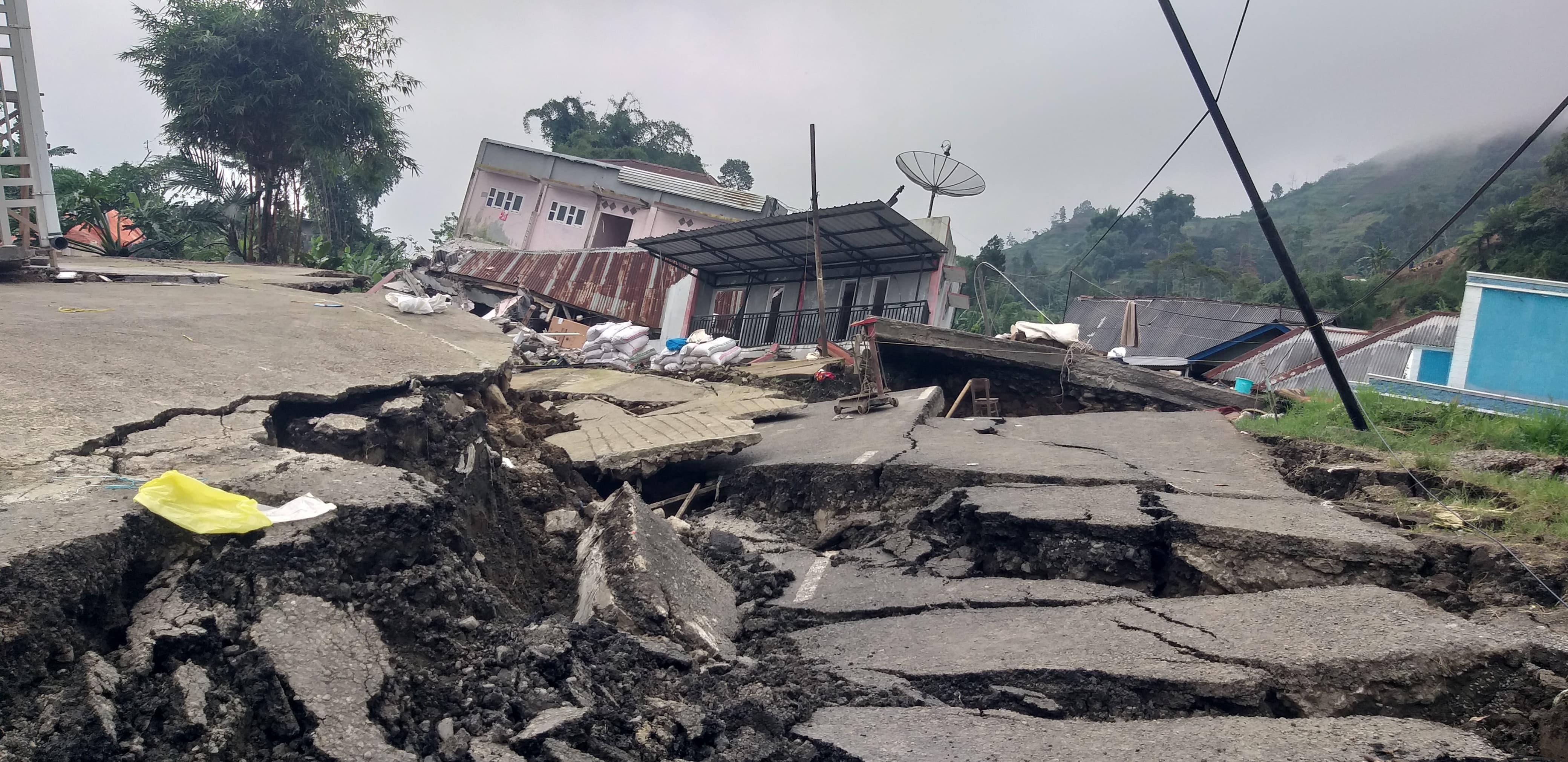 Kondisi jalan dan tanah akibat pergerakan tanah di Jawa Tengah (BeritaNasional/BNPB)