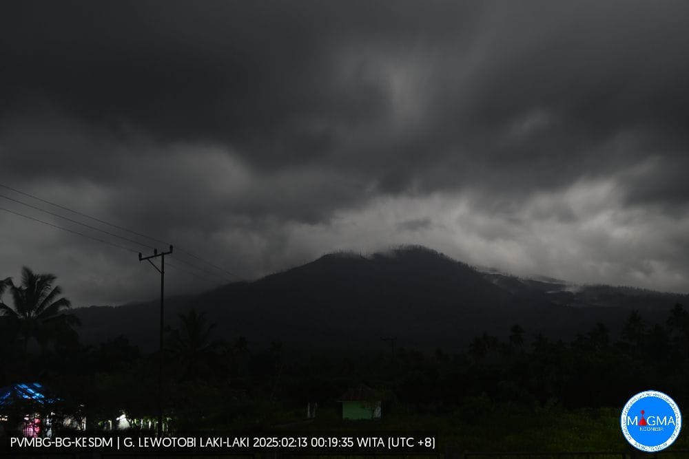 Tampilan Visual Gunung Lewotobi Laki-laki Kamis (13/2) pulul 00.00 - 06.00 Wita. (BeritaNasional /PVMBG)